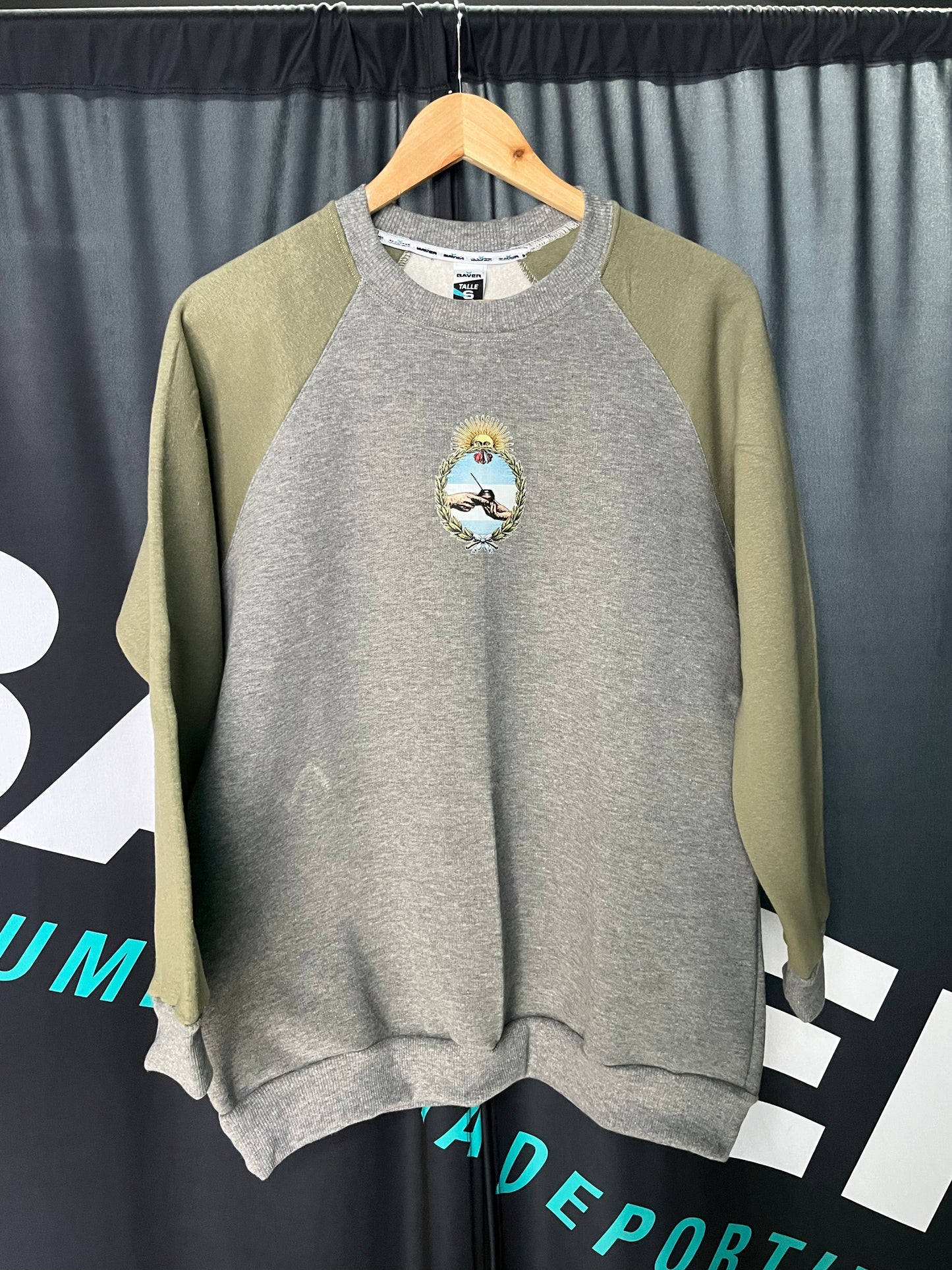 BUZO CUELLO REDONDO SIN CAPUCHA - ESTAMPADO - CÁPSULA SAN JUAN